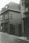 863422 Gezicht op voorgevel van het pand Lange Koestraat 15 in Wijk C te Utrecht, met rechts de ingang van het ...